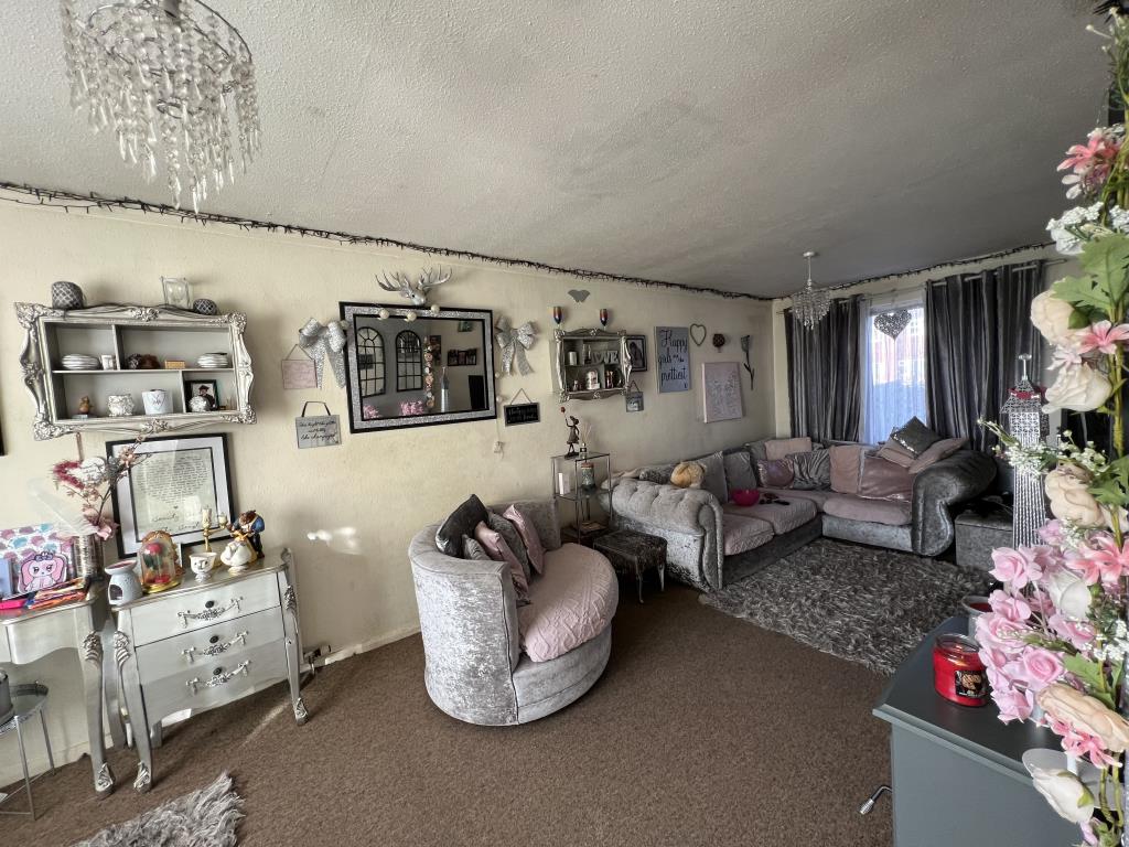 Lot: 144 - FREEHOLD RESIDENTIAL INVESTMENT - General view of living room